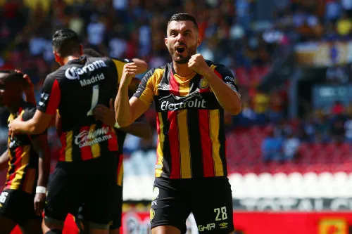 Ismael Valadez festeja un gol con la UDG