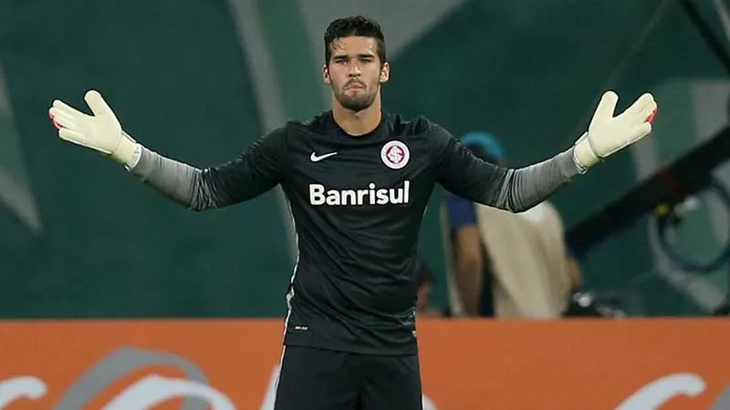 Alisson durante un duelo con el Internacional