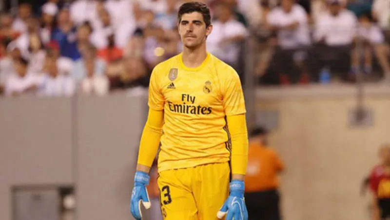 Courtois durante un duelo con el Real Madrid