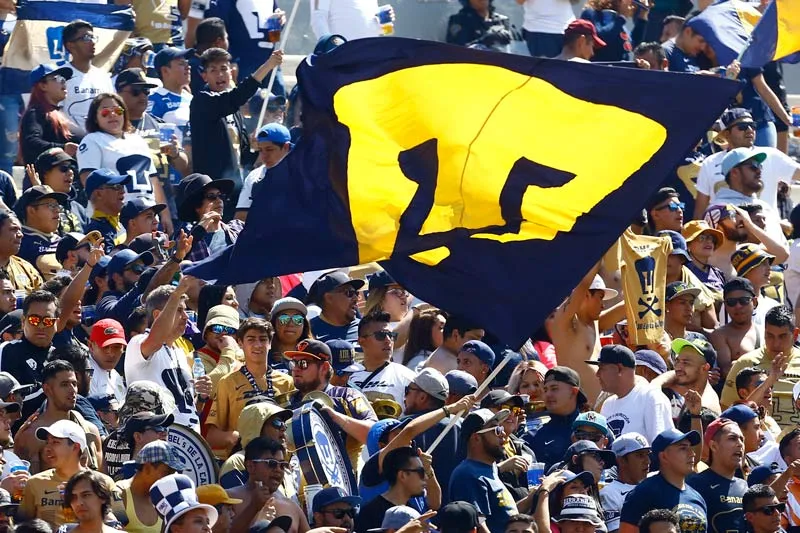 IMAGO7 Bandera de Pumas en las gradas de CU