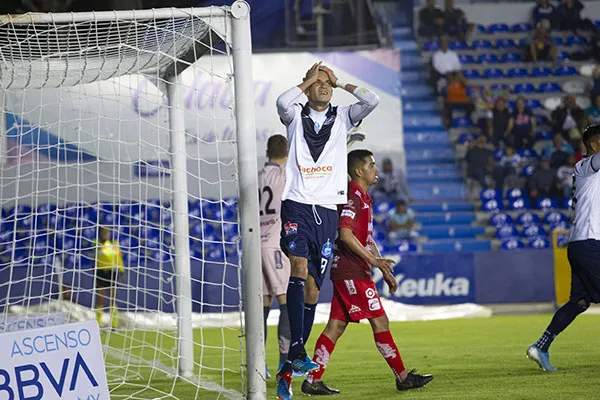 Elsinho se lamenta tras una falla con el Celaya
