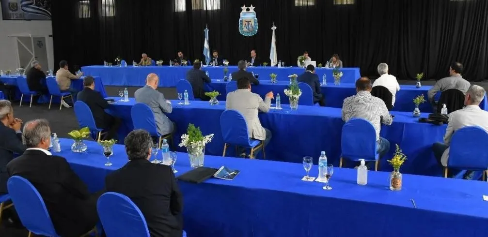 ESPECIAL Dirigentes de la Superliga Argentina en una reunión