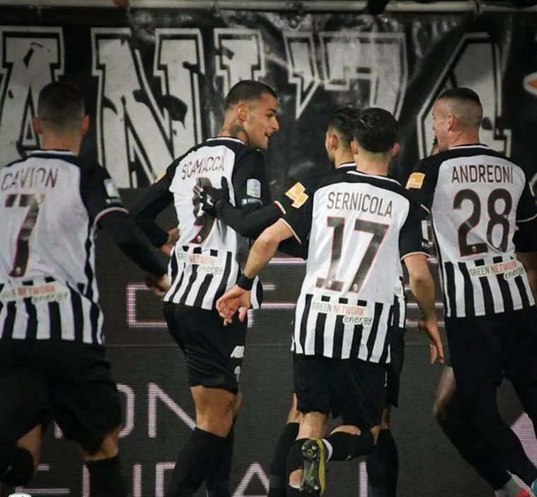 TWITTER@ascolicalciofc Jugadores del Ascoli celebran un gol