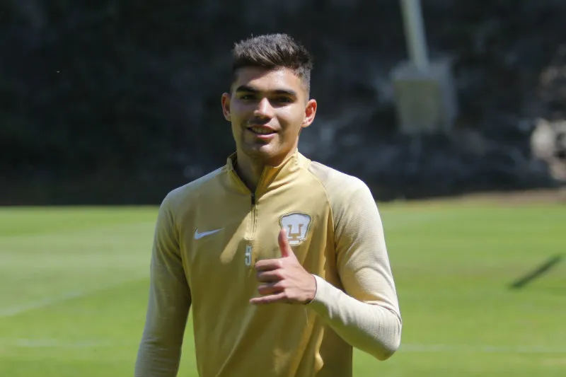 Johan Vásquez en entrenamiento con Pumas