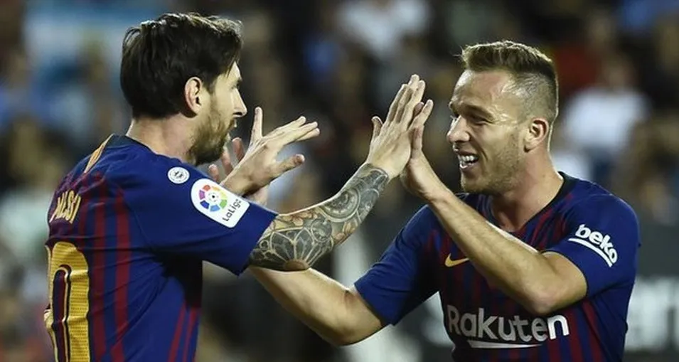 Messi felicita a Arthur en un juego