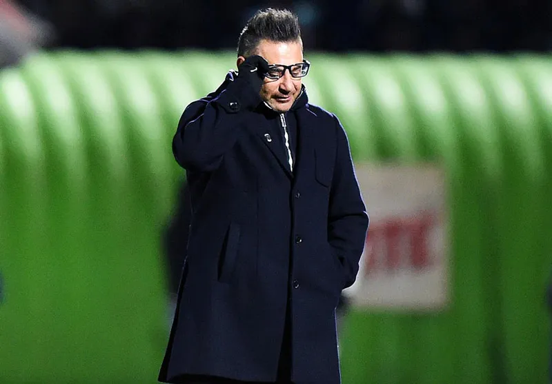 El Turco luce cabizbajo tras un partido