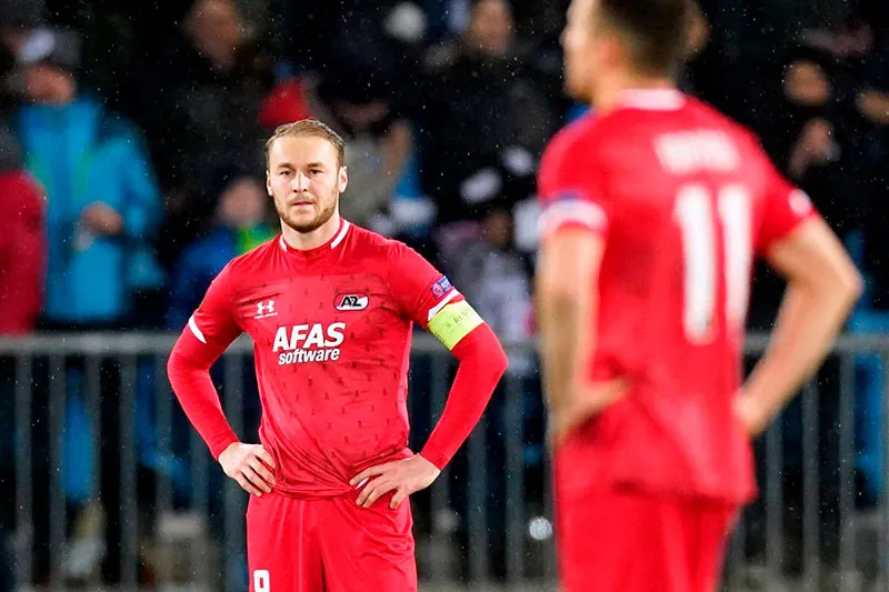 TWITTER @AZAlkmaar Jugadores del AZ Alkmaar lamenta un gol