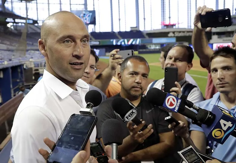 AP Derek Jeter habla ante los medios tras llegar a los Marlins