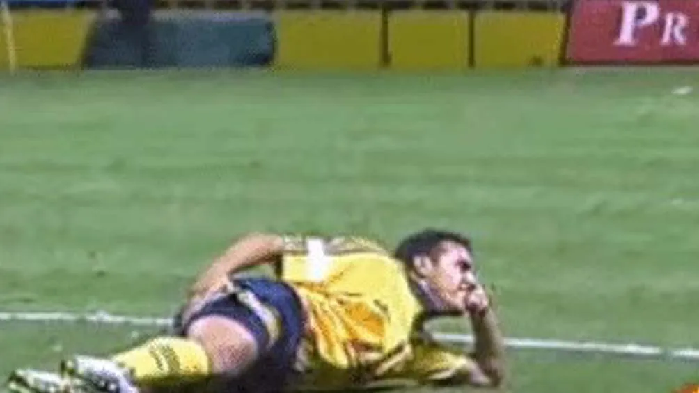 ESPECIAL Cuauhtémoc Blanco celebra acostado frente a La Volpe