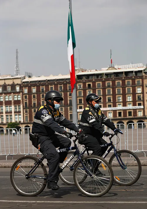 Policías recorren en bicicleta el Zócalo de la CDMX