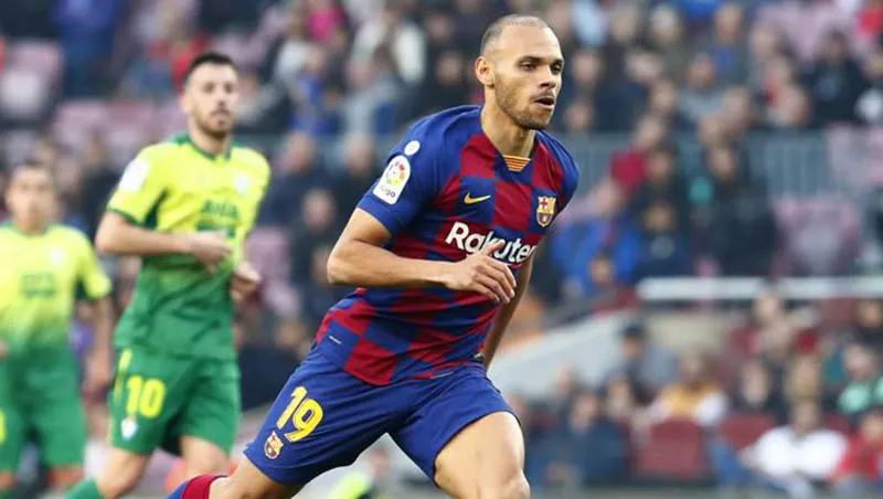 Martin Braithwaite durante un duelo con el Barcelona