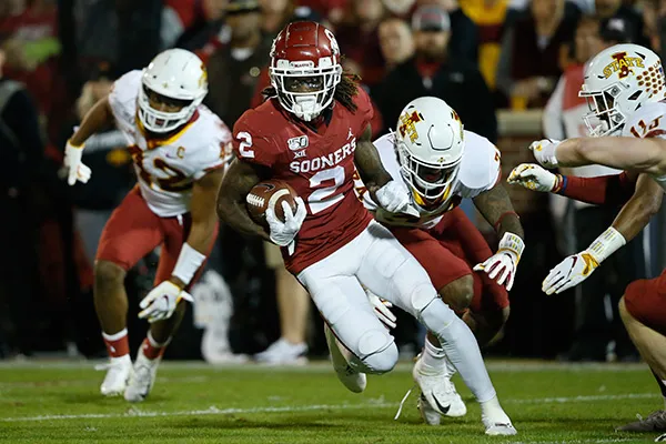 Lamb corre con el ovoide en un juego de los Sooners