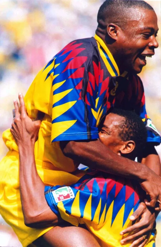 Kalusha y Biyik celebran un gol con América