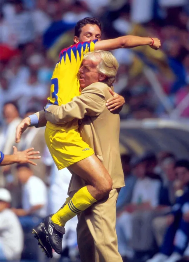 Un joven Cuauhtémoc Blanco celebra un gol con Beenhakker