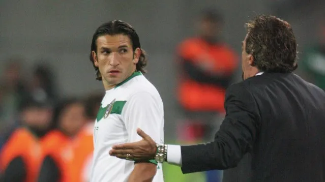 Kikín escucha las indicaciones de La Volpe en 2006