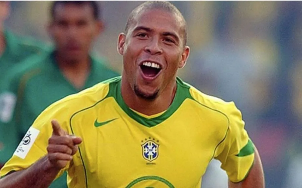 Ronaldo en un partido con Brasil en 2005