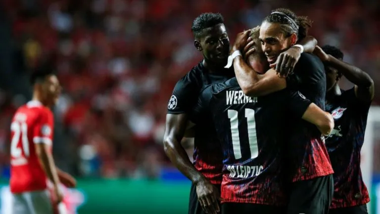 EFE Timo Werner es felicitado tras marcarle al Benfica