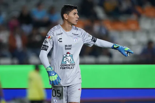Óscar Ustari en acción con Pachuca