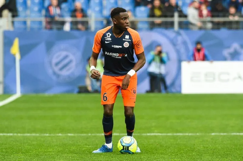 Junior Sambia durante un partido con Montpellier
