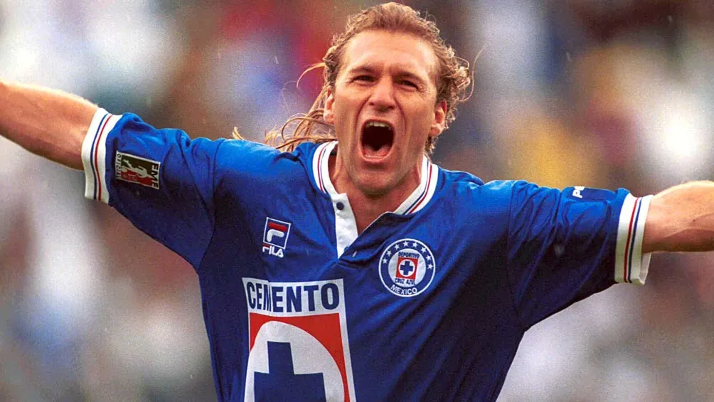 Adomaitis celebra una gol con Cruz Azul