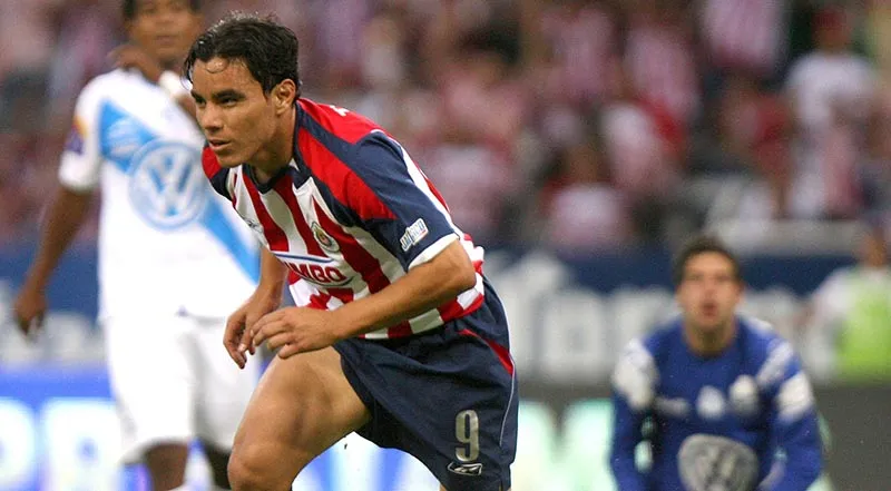 Omar Bravo celebra su anotación 100 ante Puebla