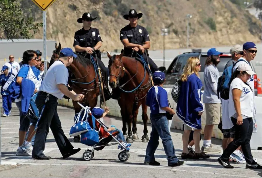 AP La seguridad en caballo en los estacionamientos del Dodgers Stadium