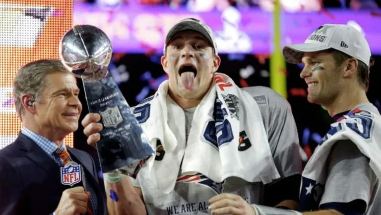 Brady y Gronkowski celebran con el Vince Lombardi