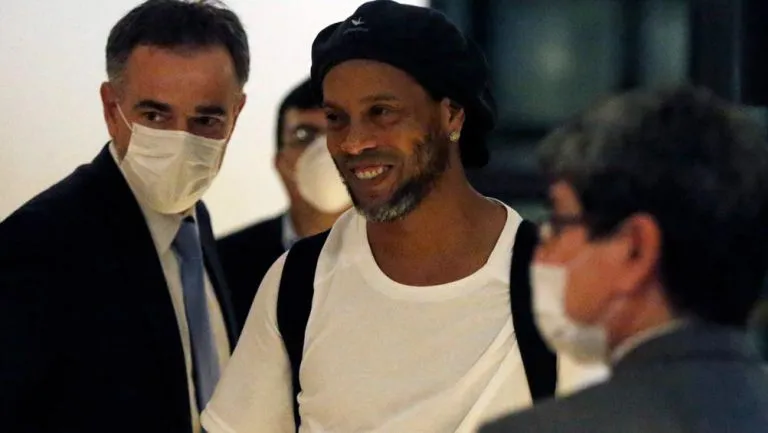 Ronaldinho tras salir de prisión