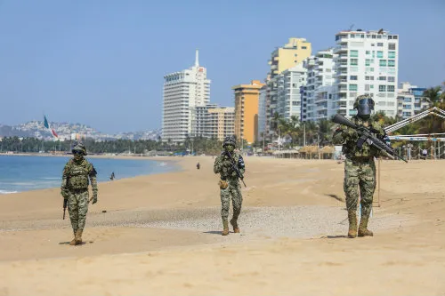 Soldados cuidan las playas de Acapulco durante la pandemia