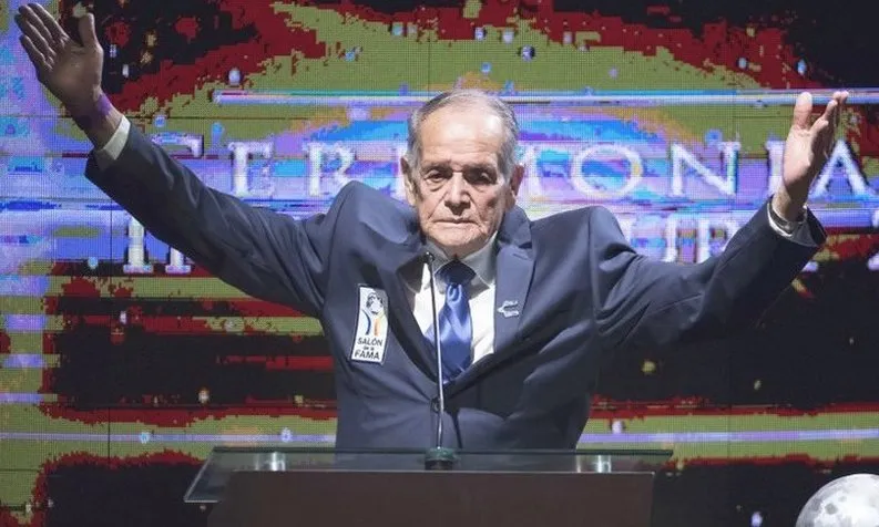 Balcazar siendo homenajeado en el salón de la Fama de Pachuca