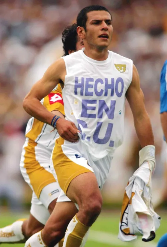 Jaime Lozano celebrando un gol con Pumas