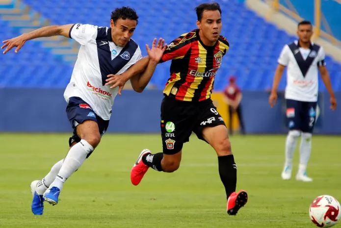 Omar Bravo deja en el camino a un rival