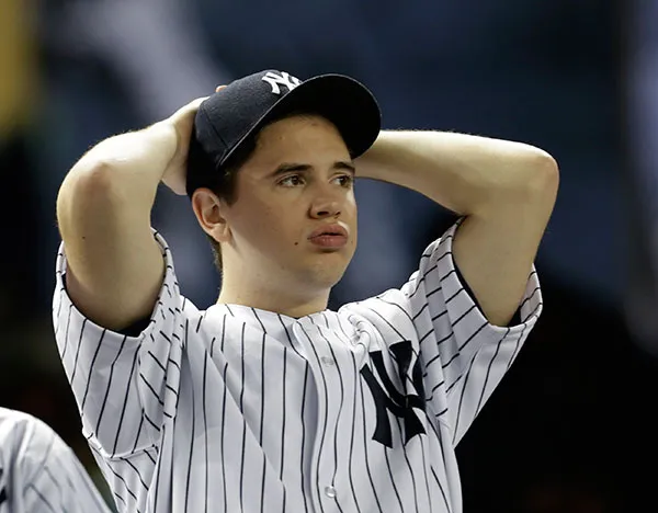Aficionado de los Yankees se lamenta en un partido