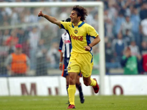 El delantero celebra un gol con el América