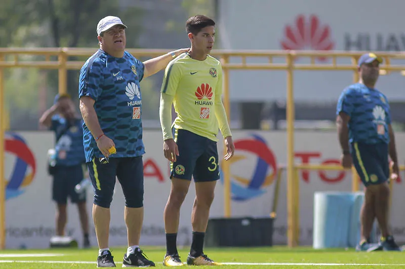 Lainez platica con Piojo antes de emigrar a Europa