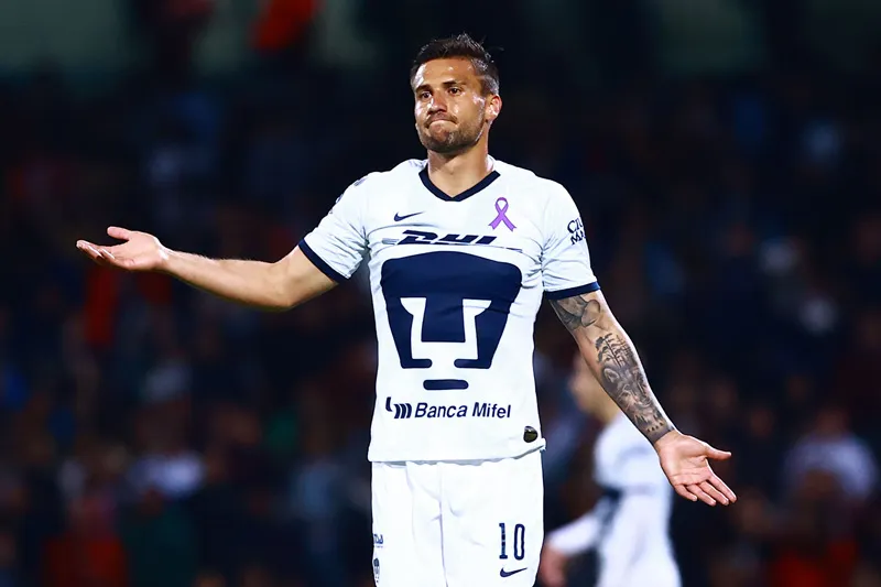 Andrés Iniestra se queja en un partido de Pumas