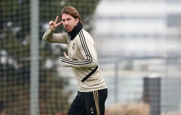 INSTAGRAM SERGIORAMOS Sergio Ramos saluda en un práctica con el Real Madrid