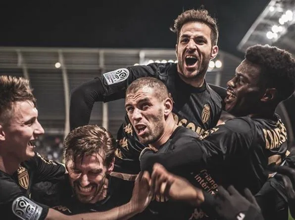 INSTAGRAM @CESCF4BREGAS Fàbregas festeja con sus compañeros del Mónaco