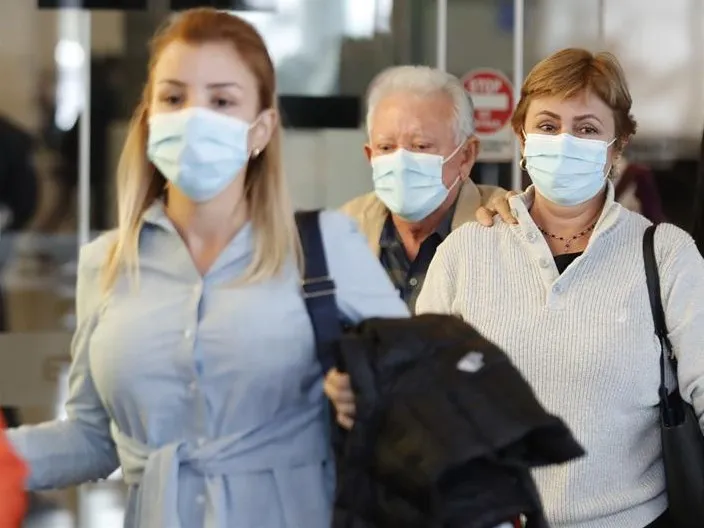 Ciudadanos cumpliendo las medidas de sanidad por el coronavirus