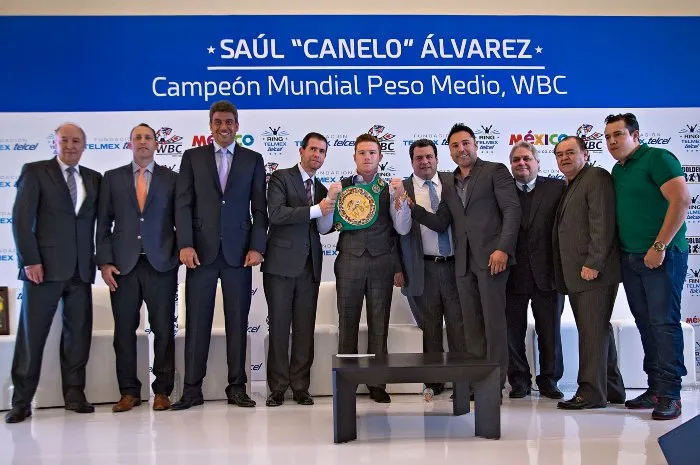 Eddy Reynoso en un evento público junto al 'Canelo' y empresarios