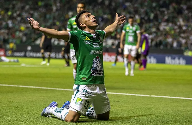 Mena festeja una anotación con los Panzas Verdes