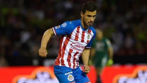Oswaldo Alanís durante un duelo con las Chivas