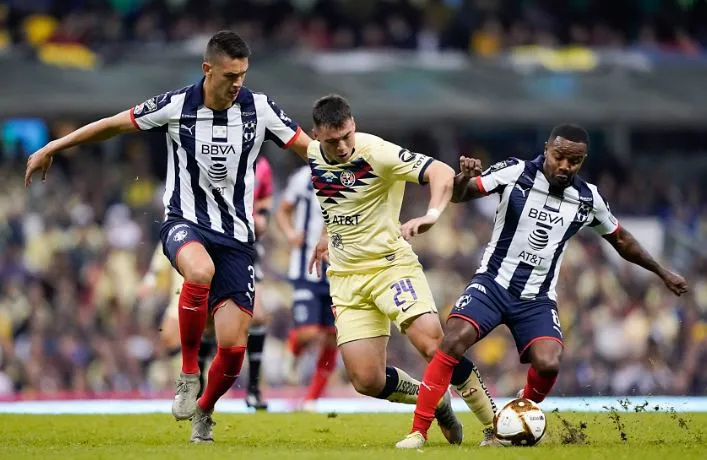 César trata de robarle la esférica a Viñas