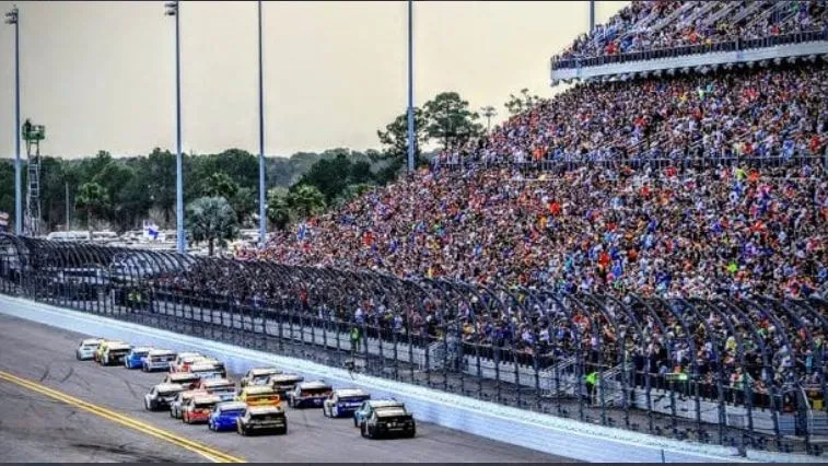 TWITTER @NASCAR Ambiente en una carrera NASCAR