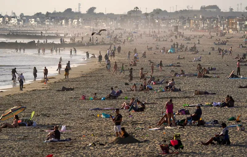 AP Gente en Newport Beach, California, pese a COVID-19