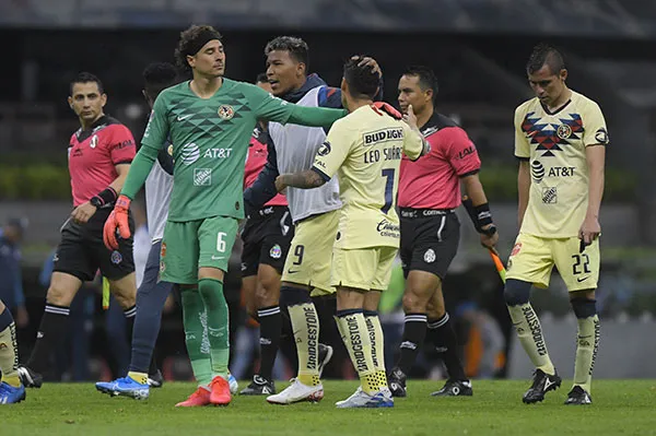 Jugadores de América en el partido ante Cruz Azul