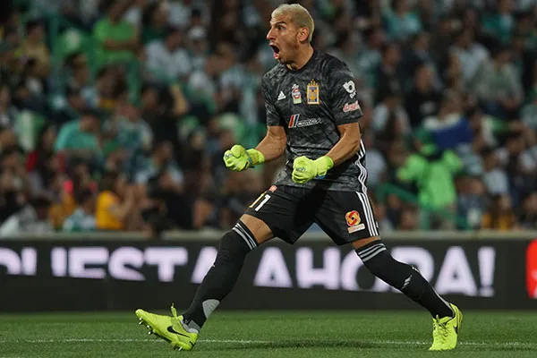 IMAGO7 El portero de Tigres en partido contra Santos