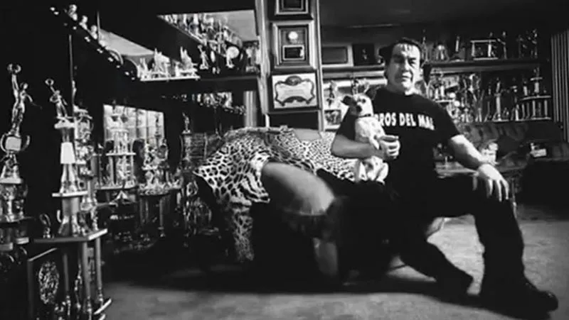 Perro Aguayo junto a todos sus trofeos de Lucha Libre