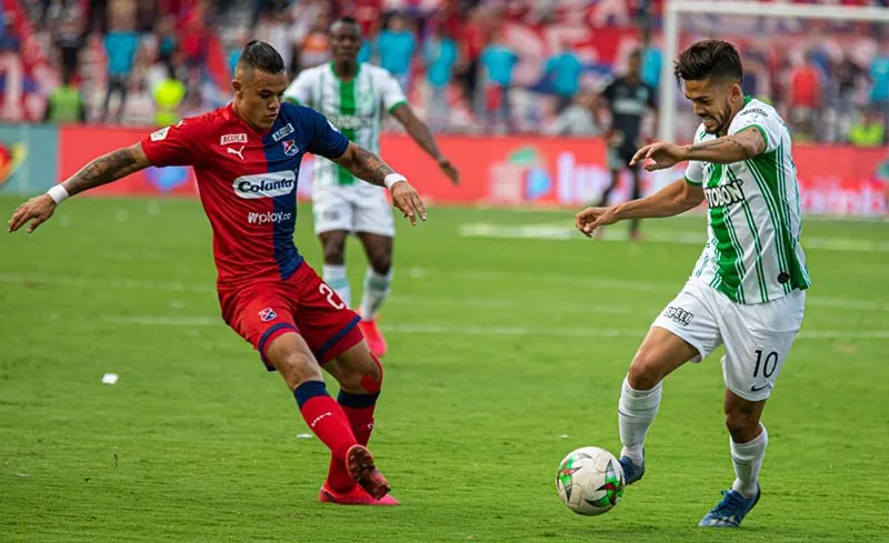 FACEBOOK @NACIONALOFICIAL Rifle Andrade pelea un balón en la Liga de Colombia
