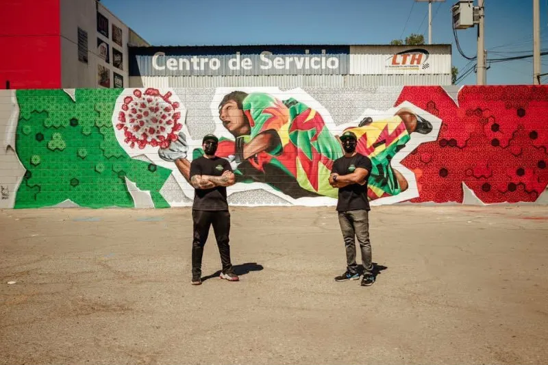 Édgar Alan Ruiz y Jorge Castro en el mural